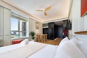 free pool the manor luxury condotel