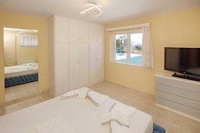 Villa with S. Pool Theologos by GHH