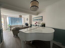 Housesleeps7-parking-garden-fireplace-beachnearby