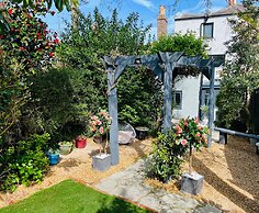 Housesleeps7-parking-garden-fireplace-beachnearby