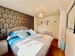 Housesleeps7-parking-garden-fireplace-beachnearby