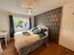 Housesleeps7-parking-garden-fireplace-beachnearby