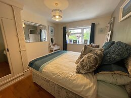 Housesleeps7-parking-garden-fireplace-beachnearby