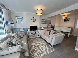 Housesleeps7-parking-garden-fireplace-beachnearby