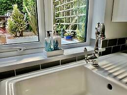 Housesleeps7-parking-garden-fireplace-beachnearby