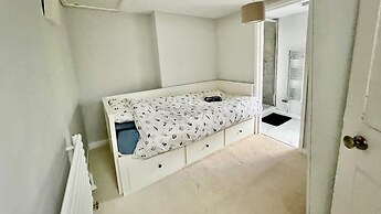 Housesleeps7-parking-garden-fireplace-beachnearby