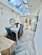 Housesleeps7-parking-garden-fireplace-beachnearby