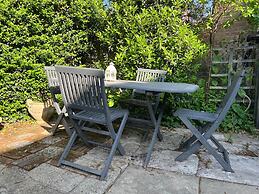 Housesleeps7-parking-garden-fireplace-beachnearby