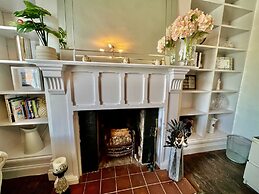 Housesleeps7-parking-garden-fireplace-beachnearby