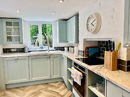 Housesleeps7-parking-garden-fireplace-beachnearby