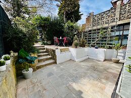 Housesleeps7-parking-garden-fireplace-beachnearby