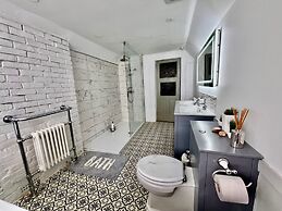 Housesleeps7-parking-garden-fireplace-beachnearby