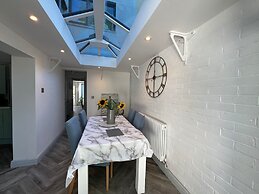 Housesleeps7-parking-garden-fireplace-beachnearby