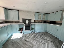 Housesleeps7-parking-garden-fireplace-beachnearby