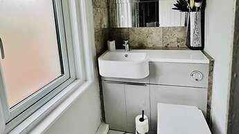 Housesleeps7-parking-garden-fireplace-beachnearby