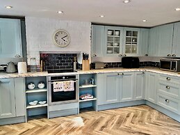 Housesleeps7-parking-garden-fireplace-beachnearby