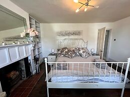 Housesleeps7-parking-garden-fireplace-beachnearby