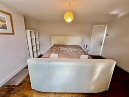 Housesleeps7-parking-garden-fireplace-beachnearby