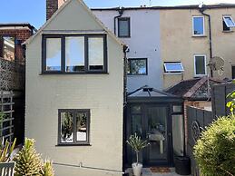 Housesleeps7-parking-garden-fireplace-beachnearby