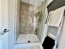 Housesleeps7-parking-garden-fireplace-beachnearby