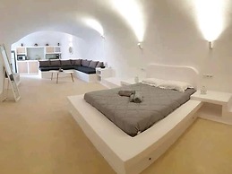 Amphora Cave Seaside Retreat in Akrotiri