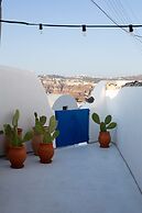 Amphora Charm Suite - Akrotiri Escape