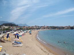Villa Orestis - Stoupa Garden Getaway