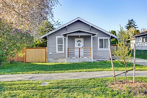 4 Mi to Several Museums: Quaint Tacoma Home