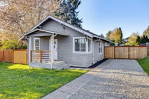 4 Mi to Several Museums: Quaint Tacoma Home