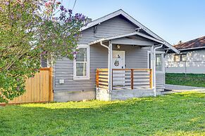 4 Mi to Several Museums: Quaint Tacoma Home