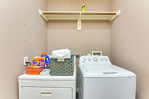 Patio, BBQ & Yard: Family Retreat in Pearland