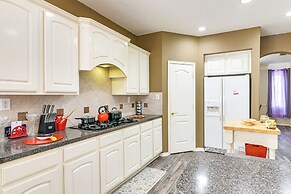 Patio, BBQ & Yard: Family Retreat in Pearland