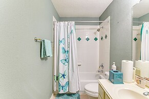 Patio, BBQ & Yard: Family Retreat in Pearland