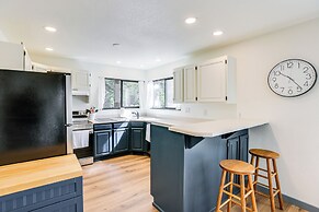 Hot Tub & Sharc Passes: Renovated Sunriver Retreat