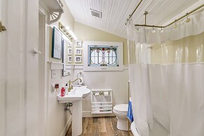 Galveston Bay Retreat: Historic La Porte Home!