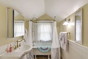 Galveston Bay Retreat: Historic La Porte Home!