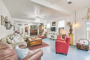 Galveston Bay Retreat: Historic La Porte Home!