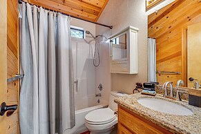 'blue Lake Mountain Retreat' Arnold Cabin w/ Deck!