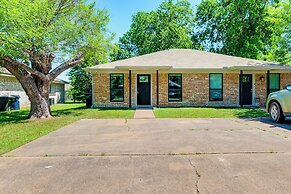 2 Mi to Texas A&m: Duplex w/ Private Backyard!