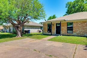 2 Mi to Texas A&m: Duplex w/ Private Backyard!