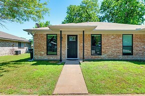 2 Mi to Texas A&m: Duplex w/ Private Backyard!