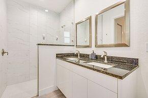 4 Mi to Aquatic Center: North Port Getaway!