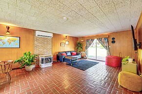 Mid-century 1950s Retreat w/ Rec Room in Monett!