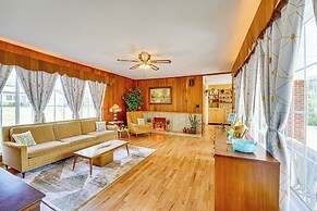 Mid-century 1950s Retreat w/ Rec Room in Monett!