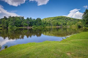 1 Mi to Panthertown Valley: Mountain Lodge w/ Deck