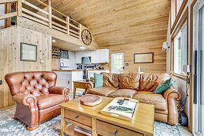 11 Mi to Massanutten: Peaceful Cabin w/ Deck