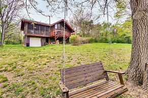11 Mi to Massanutten: Peaceful Cabin w/ Deck