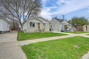 3 Mi to Dtwn Royal Oak: Getaway w/ Fenced Yard!
