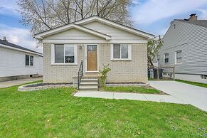 3 Mi to Dtwn Royal Oak: Getaway w/ Fenced Yard!
