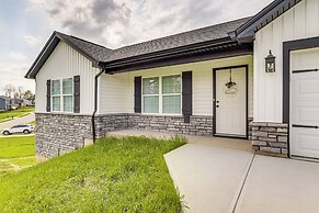 Deck & Outdoor Dining: Family Getaway in Dry Ridge